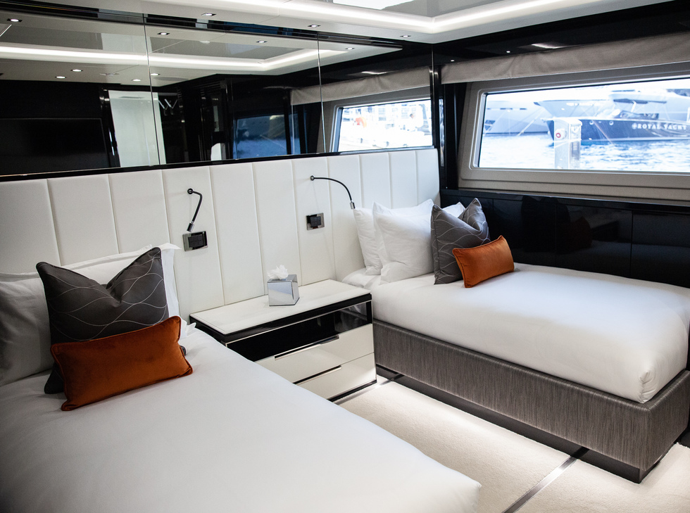 Sunseeker SONISHI yacht charter