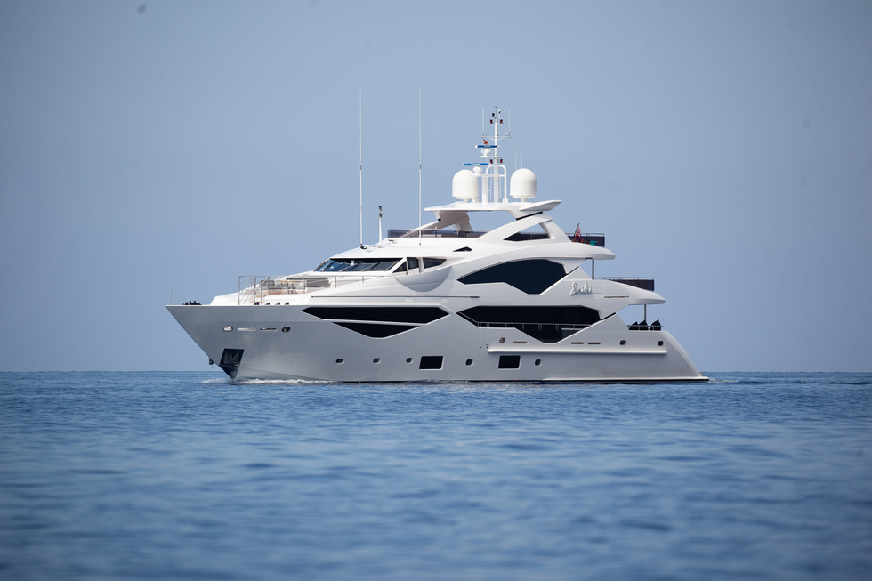 Sunseeker SONISHI yacht charter